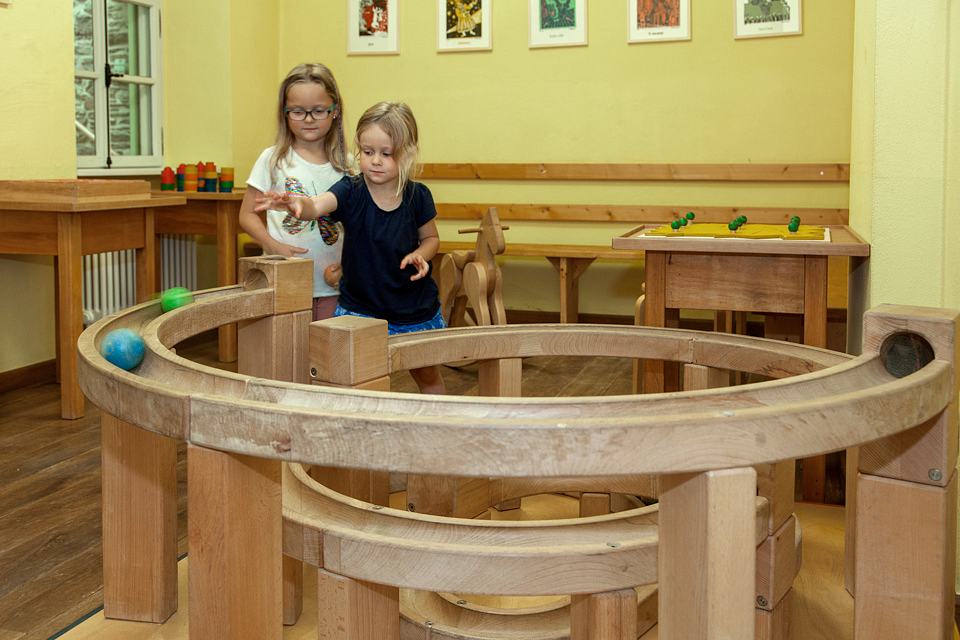Kinder ab 3 Jahren können in einem speziell eingerichteten Spielzimmer den Museumsbesuch ausklingen lassen. Manchmal kann man sogar Erwachsene an der Kugelbahn beobachten. Kindheitserinnerungen werden wach.
